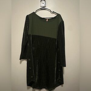 Short PaoLiNo green dress with velvet accents towards the top